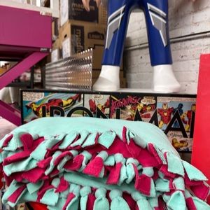 Funciona reversible knotted blanket